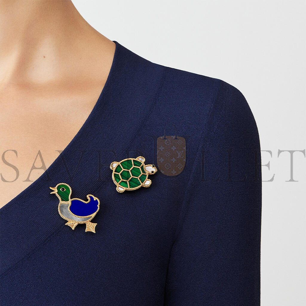 V*n Cl**f arpels lucky animals turtle clip - yellow gold, malachite, mother-of-pearl, onyx vcarp5lk00
